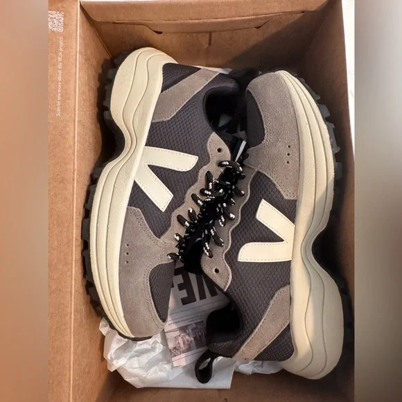 Veja Venturi Black and White Sneakers Sz 7 - Picture 7 of 9